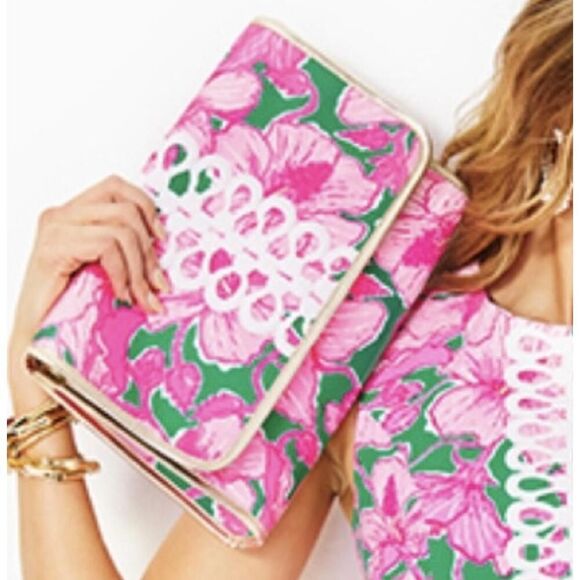 Lilly Pulitzer Envelope Pouch NWT Kelly Green Hibis Kiss Floral Resort bag - Picture 1 of 5